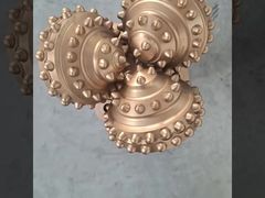 中間硬岩の鉱山トリオンビット