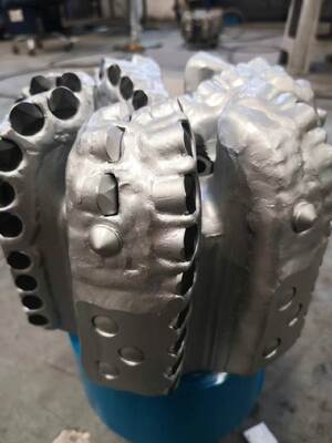 8.5インチ鋼製ボディ7枚羽根16mmメインカッターロックPDCドリルビット